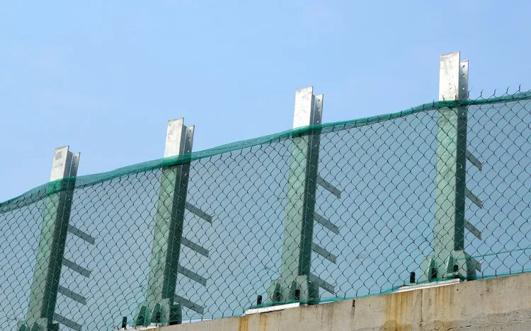 Hệ thống barie và lưới bảo vệ cao hơn 1m đang lắp đặt, chạy dọc 2 bên đường tàu.