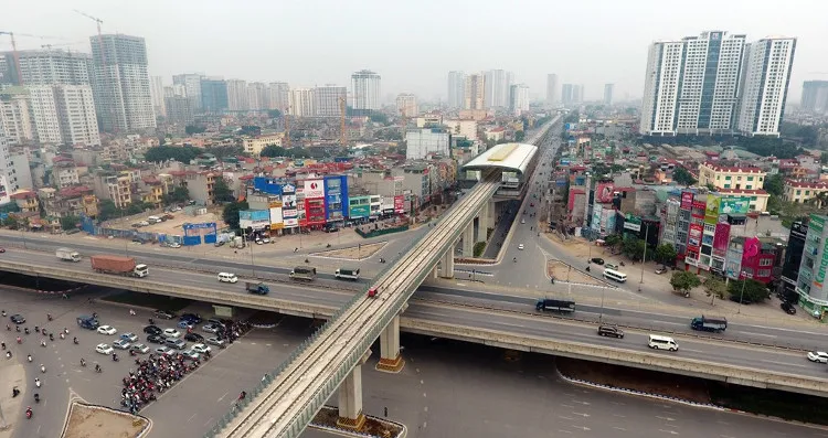 Điểm giao cắt lớn nhất của tuyến là đoạn qua ngã tư Nguyễn Trãi - Khuất Duy Tiến - Nguyễn Xiển