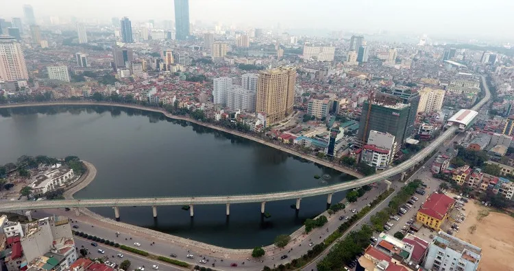 Sau khi xuất phát từ ga Cát Linh, tàu sẽ chạy dọc phố Hào Nam, vào ga La Thành, sau đó vòng qua phía trên hồ Hoàng Cầu.
