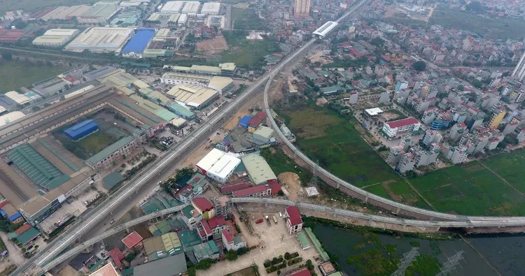 Khi qua khu vực Ba La, tàu sẽ vào ga Văn Khê, sau đó gặp đường rẽ tránh tàu, chờ tàu trước khi về ga cuối Yên Nghĩa.