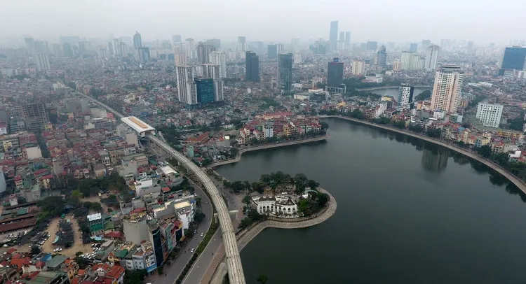 Tuyến đường rẽ vào phố Hoàng Cầu, đón trả khách tại ga Thái Hà. Trung bình mỗi ga cách nhau khoảng 1km.