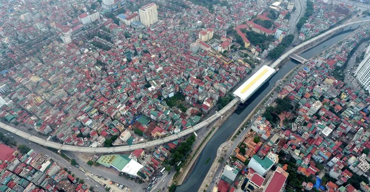 Ra khỏi ga Thái Hà, tàu chạy thẳng dọc phố Thái Thịnh 2, rẽ trái một cung lớn qua đường Láng để vào ga Láng.