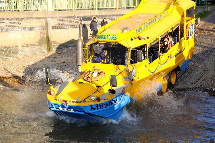 Tại Anh, dịch vụ xe buýt chạy dưới nước có tên London Duck Tours