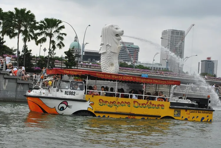Tại Singapore, dịch vụ Duck & Hippo Tours sử dụng những chiếc xe buýt bánh lớn, mui trần