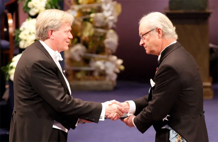 Giáo sư Brian Schmidt (trái) nhận giải Nobel từ vua Carl XVI Gustaf của Thụy Điển.
