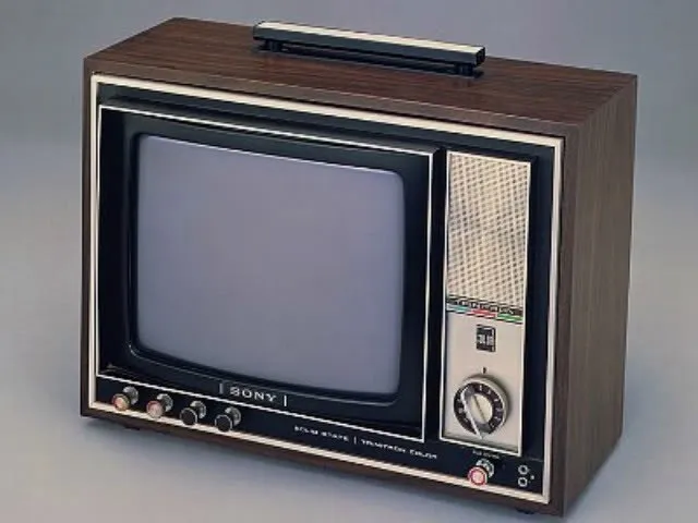 Chiếc tivi Sony KV-1310 đầu tiên sử dụng công nghệ Trinitron được bán ra năm 1968.