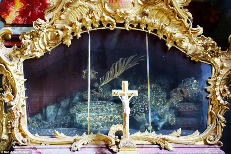 Bộ xương còn lại thuộc về Thánh Clemens qua đời ở Rome năm 95