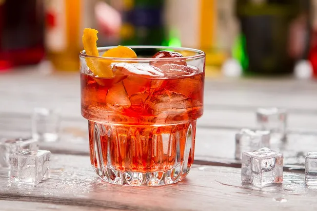 Trước khi vào bữa trưa, Nữ hoàng thường uống một chút rượu vang và Gin cùng vài lát chanh.