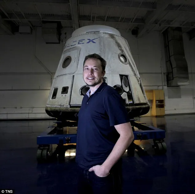 Elon Mush, ảnh chụp ông đứng trước đầu tên lửa SpaceX Dragon