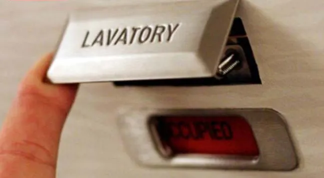 Có một cái chốt bí mật trên cửa ấn dưới tấm biển "No smoking" (Cấm hút thuốc) hay "Lavatory" (Nhà vệ sinh).
