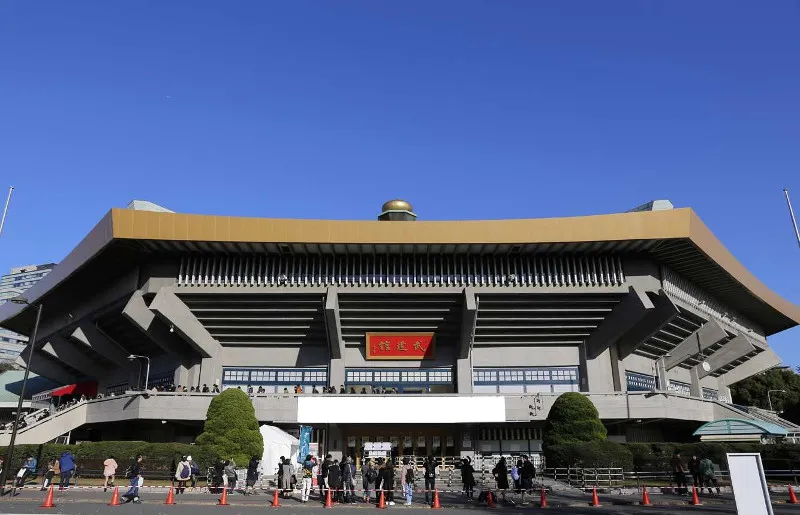 Phía Bắc của Hoàng cung là công viên Kitanomaru và nhà thi đấu Nippon Budokan