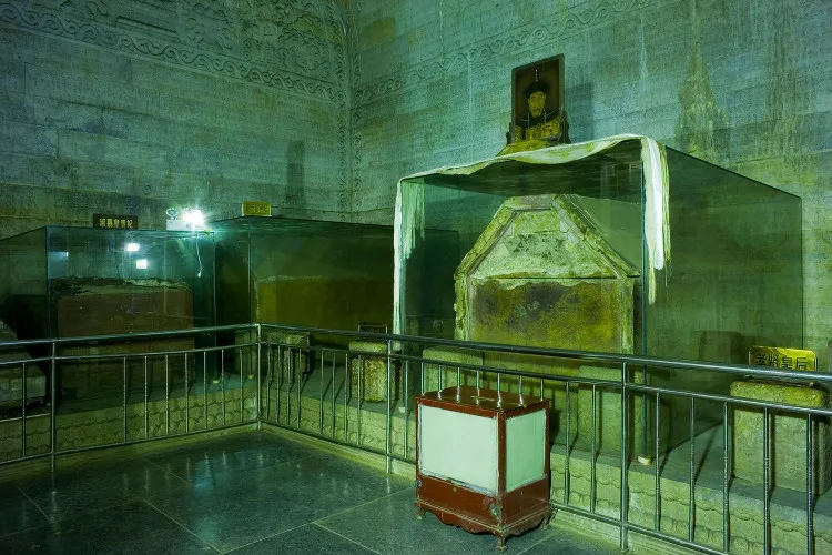 Bên trong lăng mộ Càn Long.