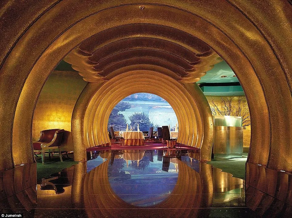 Burj Al Arab có 9 nhà hàng, trong đó có Al Maharba, nơi bàn ăn được bày quanh bể thủy sinh với nhiều loài cá rực rỡ sắc màu.