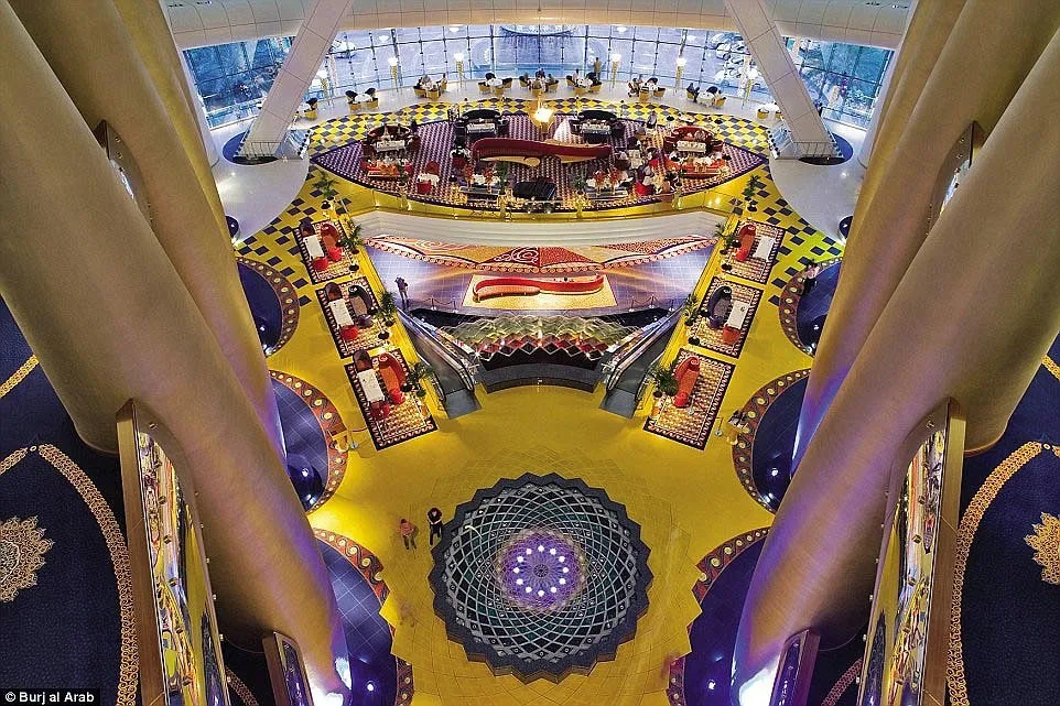 Burj Al Arab được thiết kế với những tinh hoa của nền văn hóa Ả Rập, với chiều cao lên tới 180m