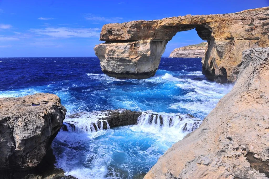 Azure Window trong tiếng Malta là "it-Tieqa tad-Dwejra" (Cửa sổ Dwejra)
