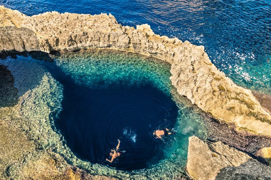 Hoạt động được du khách rất ưa thích khi đến Azure Window là bơi, lặn và chèo thuyền.