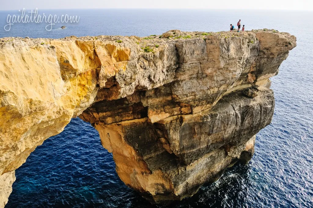 Sau vài lần các tảng đá rơi ra, chính phủ Malta khuyến cáo du khách không nên đi qua mái vòm
