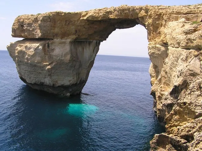 Azure Window là điểm du lịch nổi tiếng ở vịnh Dwejra, đảo Gozo, quốc đảo Malta.