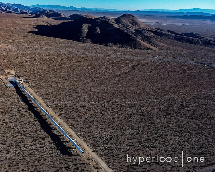 Toàn cảnh đường ống dẫn của đoàn tàu Hyperloop tại sa mạc Nevada.