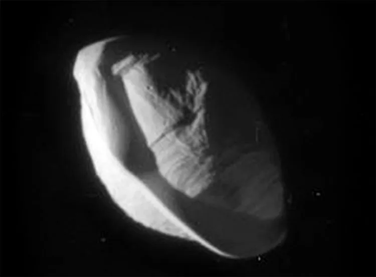 Một góc nhìn khác cho thấy đĩa vật chất xích đạo của Pan chụp bởi tàu Cassini.
