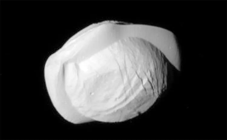 Một trong những hình ảnh mới của Pan chụp bởi tàu Cassini.