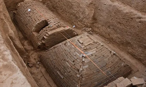 Khu huyệt dài 30m, rộng 8m còn bao gồm một hành lang hẹp dài dẫn vào cổng vòm chính bên cạnh kim tự tháp.