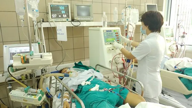 Một trong các nạn nhân của vụ ngộ độc 12 sinh viên đang được điều trị tại BV Bạch Mai.