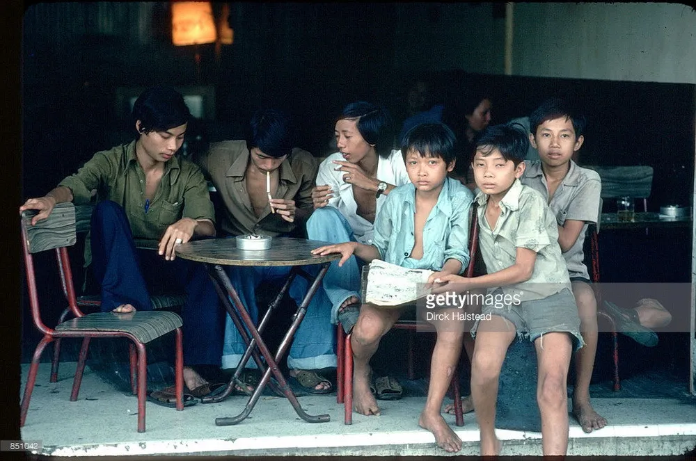 Những cậu bé tại một quán cà phê vỉa hè ở Sài Gòn, 1980.