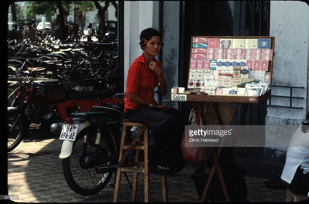 Quầy thuốc lá vỉa hè ở Sài Gòn.