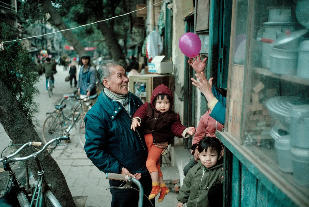 Đời thường trên vỉa hè Hà Nội ngày giáp Tết, 1989.