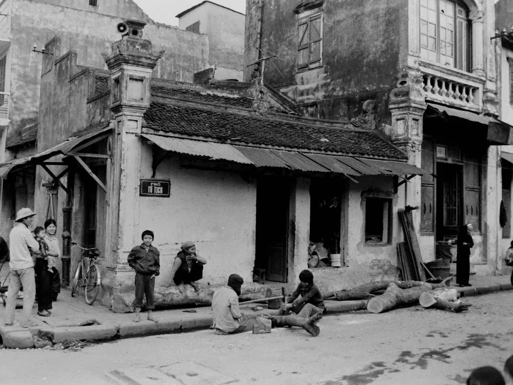 Cửa xẻ gỗ trên hè phố Tô Tịch ở Hà Nội đầu thập niên 1980.