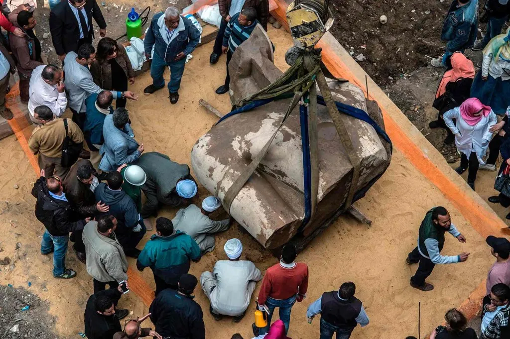 Trong ảnh là nửa thân tượng Vua Ramses II