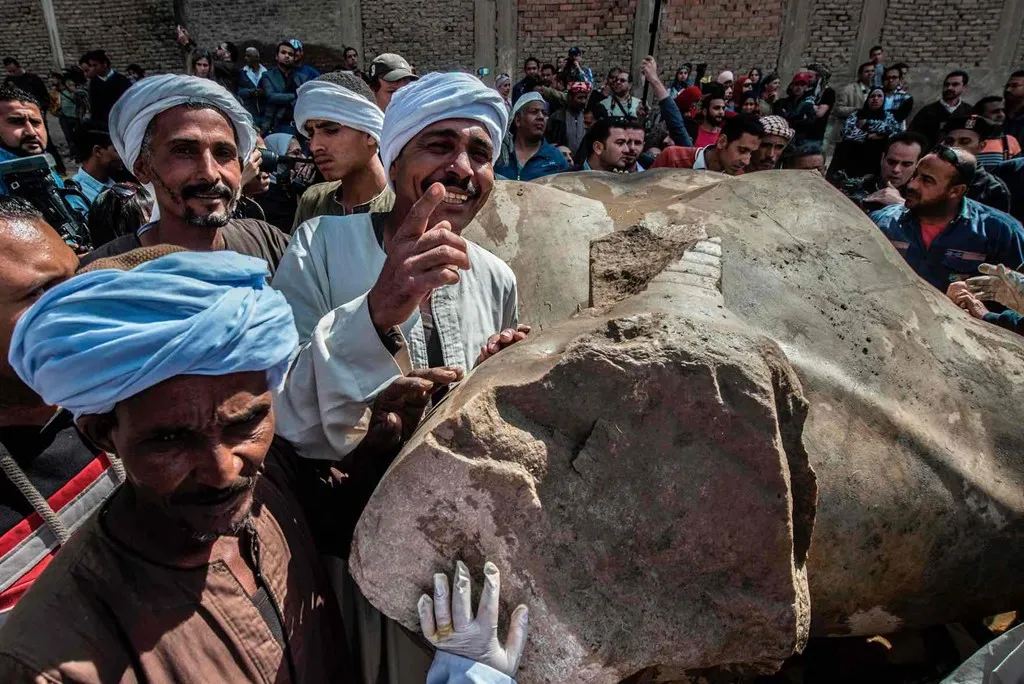Trong ảnh, các công nhân tham gia hoạt động khai quật chụp ảnh cùng tượng Ramses II.