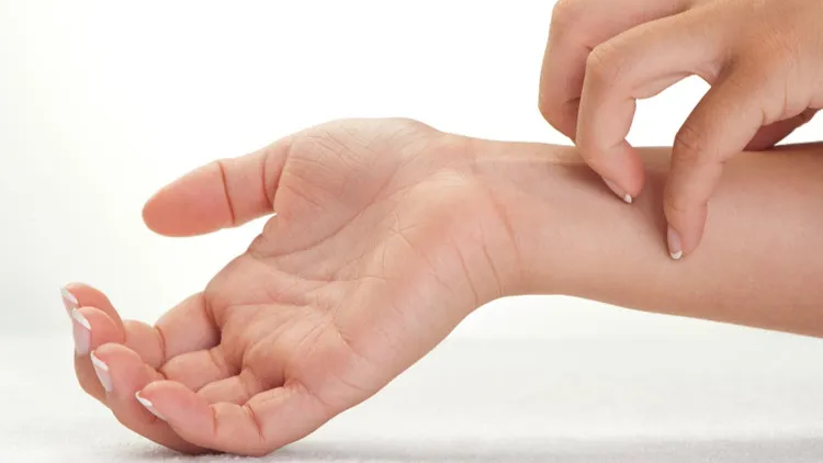 Bạn có thể bắt đầu cảm thấy ngứa khi nhìn ai đó đang gãi là do phản ứng "lây nhiễm xã hội".