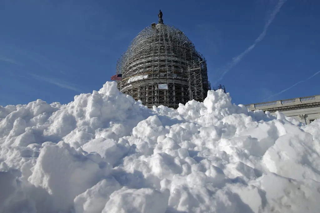 Tuyết phủ kín quảng trường cạnh Đồi Capitol, thủ đô Washington.
