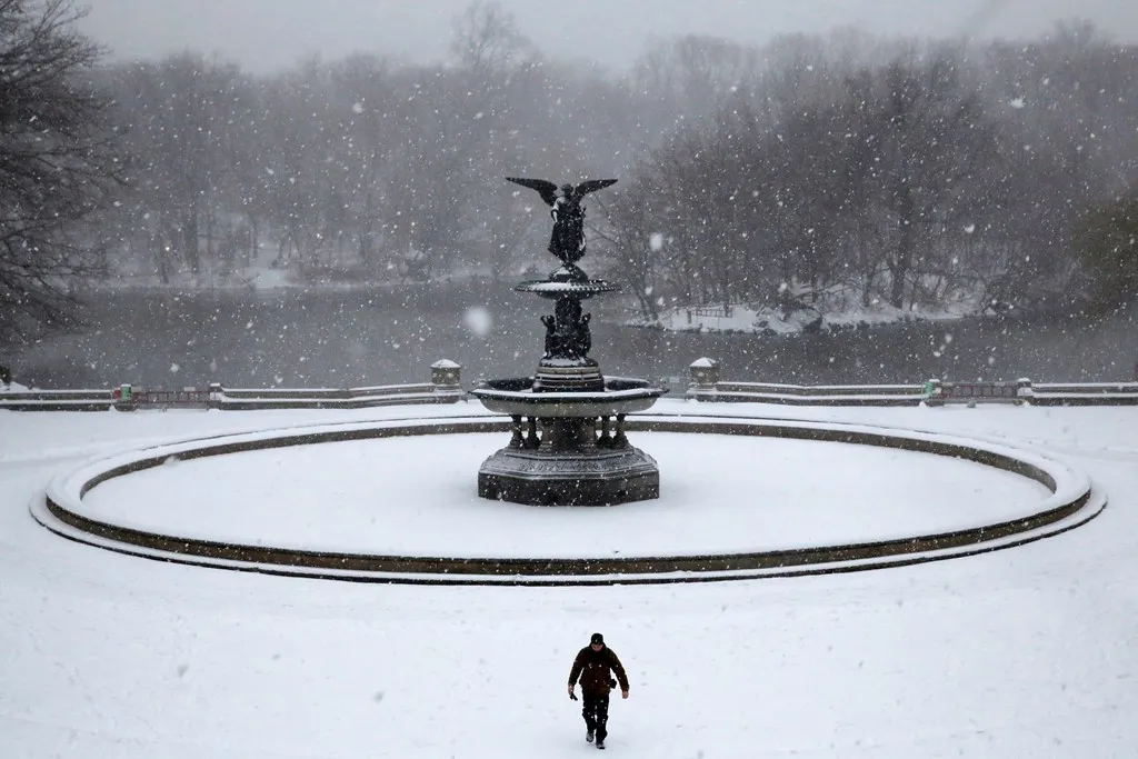 Đài phun nước tại Central Park, New York, đóng băng hoàn toàn trong cơn bão mùa đông.