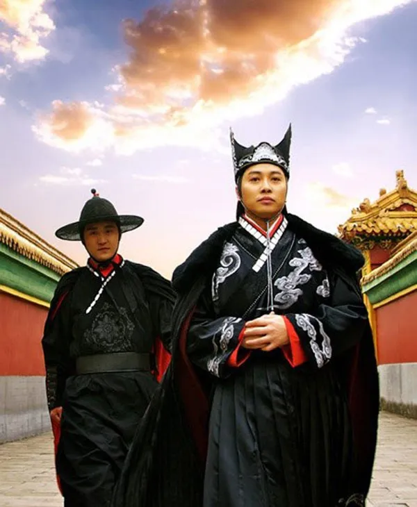 Hoàng thượng chọn giao quyền lực cho thái giám thân cận thay vì văn võ bá quan trong triều