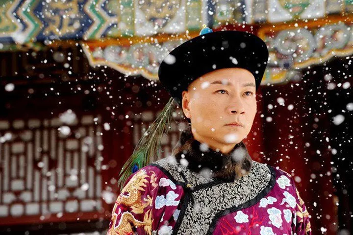 Ngay từ bé hoàng thượng thường gần gũi thái giám, nhũ mẫu hơn là phụ hoàng, phụ mẫu.