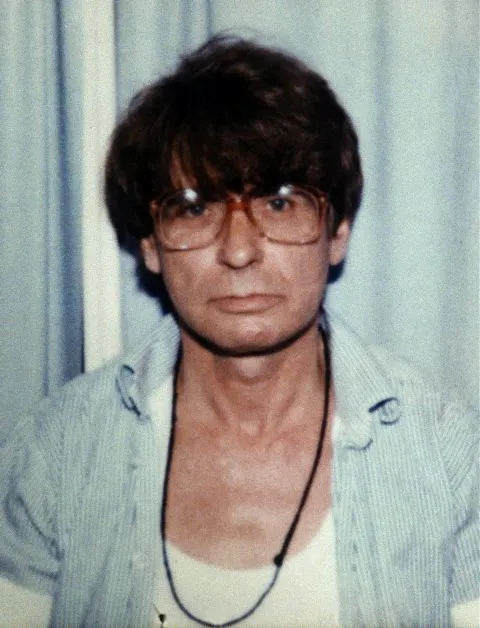 HĐXX đã buộc Dennis Nilsen 6 tội danh giết người và 2 tội danh âm mưu giết người.