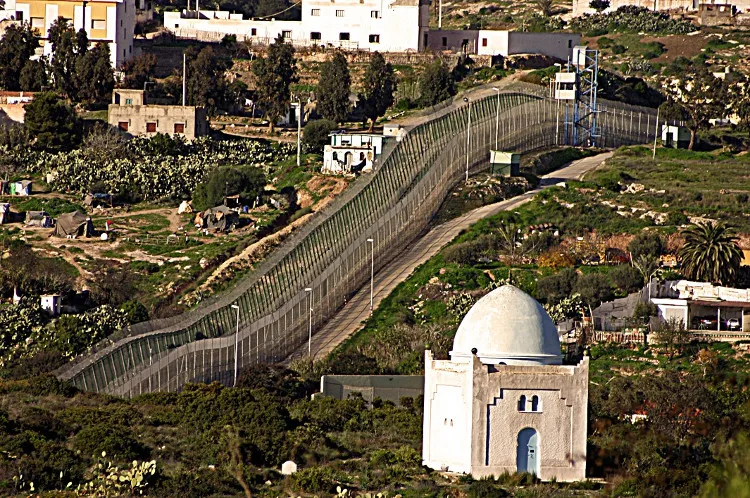 Đường biên giới Melilla thuộc Tây Ban Nha – Maroc
