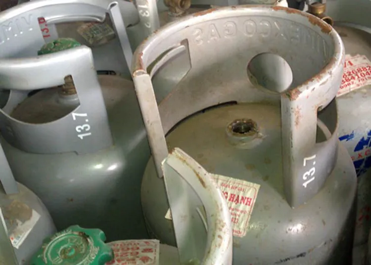 Một trong những biện pháp phân biệt bình gas thật và bình ga giả là cân trọng lượng của gas.