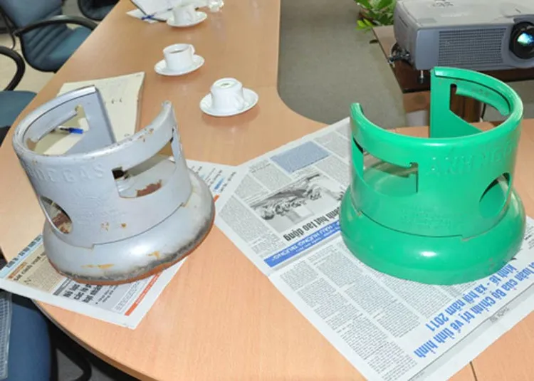 Với một bình gas giả, chữ nổi phía trên vỏ bình gas của hãng ga chính hãng sẽ được dập cho mất đi.