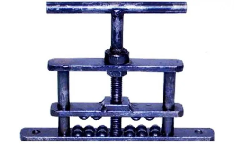 Thiết bị tra tấn này được thiết kế để nghiền nát ngón tay cái hoặc ngón chân của nạn nhân.