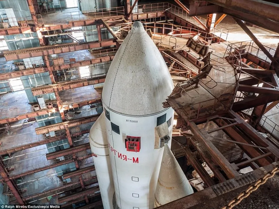 Tên lửa hiện nằm trong một kho chứa bị bỏ hoang gần hai thập kỷ tại bãi phóng Baikonur Cosmodrome, Kazakhstan.