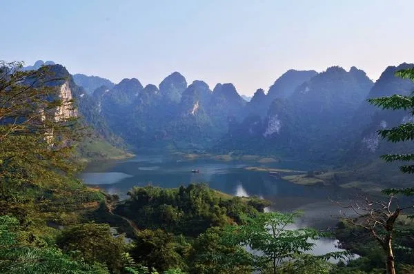 Dấu tích một khu mộ của người tiền sử tìm thấy chủ yếu gần khu vực cửa hang.