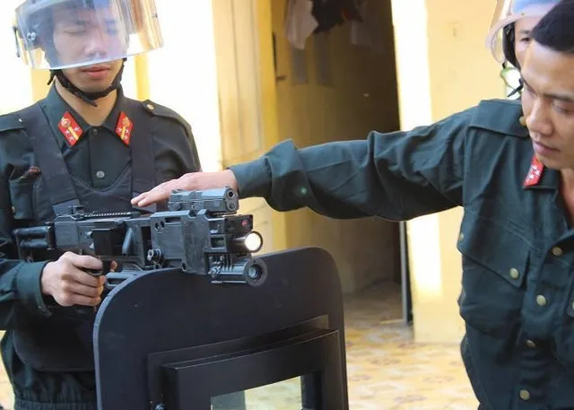 Súng bắn góc đã được trang bị cho lực lượng cảnh sát đặc nhiệm Việt Nam.