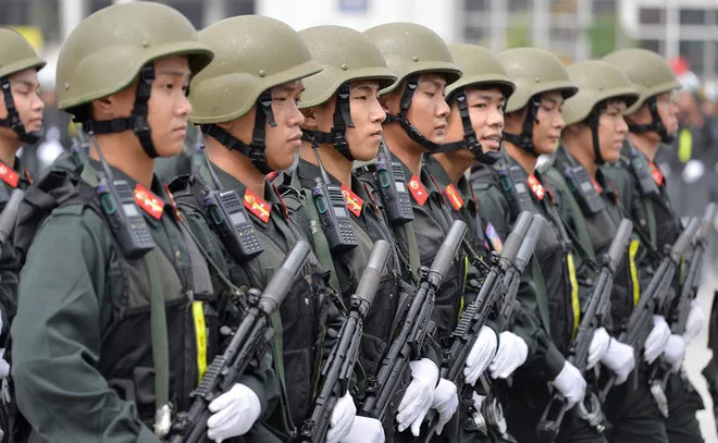Lực lượng CSCĐ được trang bị súng tiểu liên MP5A3 có ống giảm thanh.