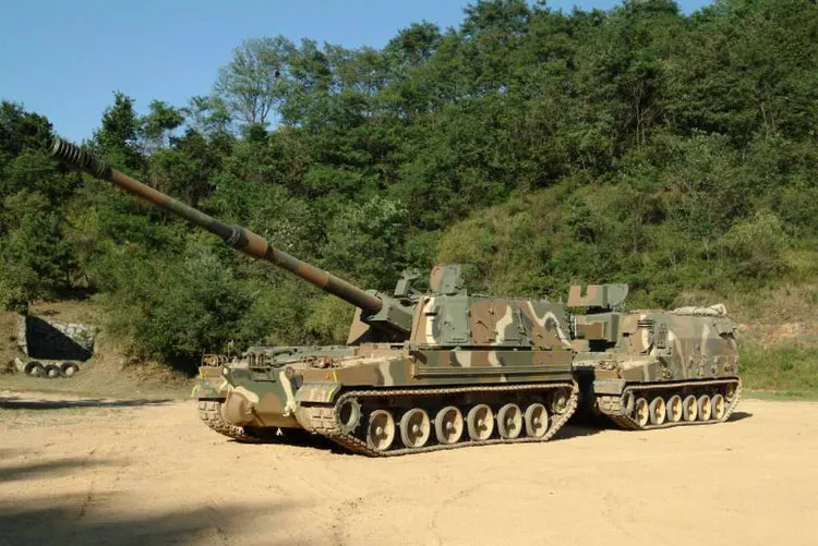 K9 có tốc độ bắn tối đa 6-8 phát/phút, tầm bắn cực đại 52-56km.