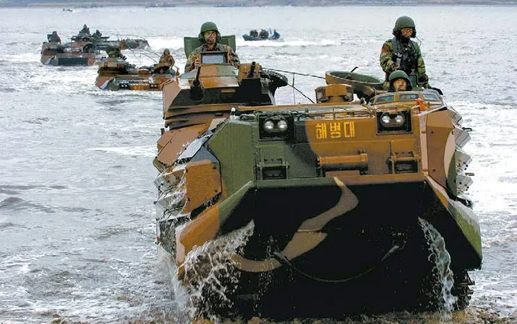 Các xe KAAV có khối lượng từ 21-24 tấn (không tải), tốc độ tối đa trên mặt đất - 72 km/h, dưới nước - 13 km/h.