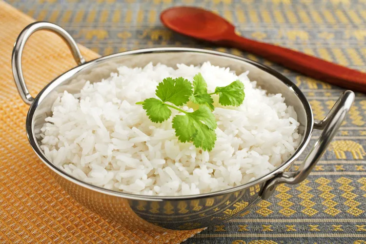 Cơm để ở nhiệt độ phòng càng lâu thì càng dễ bị thiu và tăng nguy cơ ngộ độc.